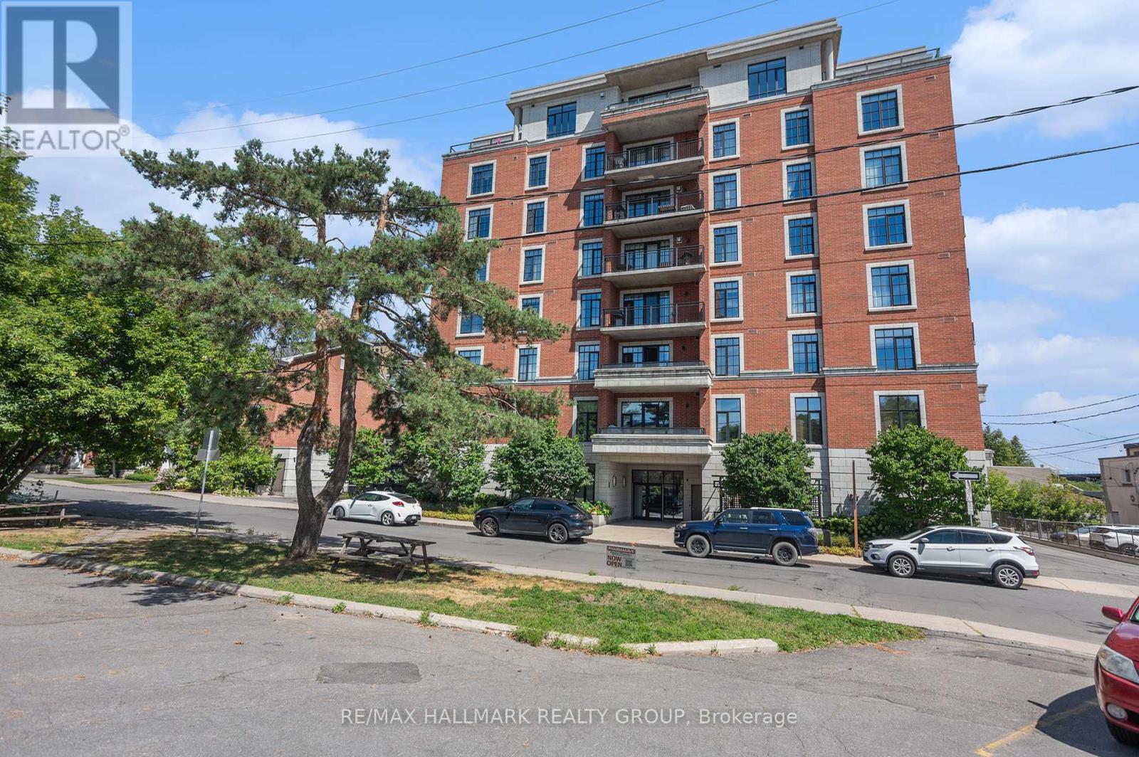 205 - 327 BREEZEHILL AVENUE S, Ottawa, Ontario