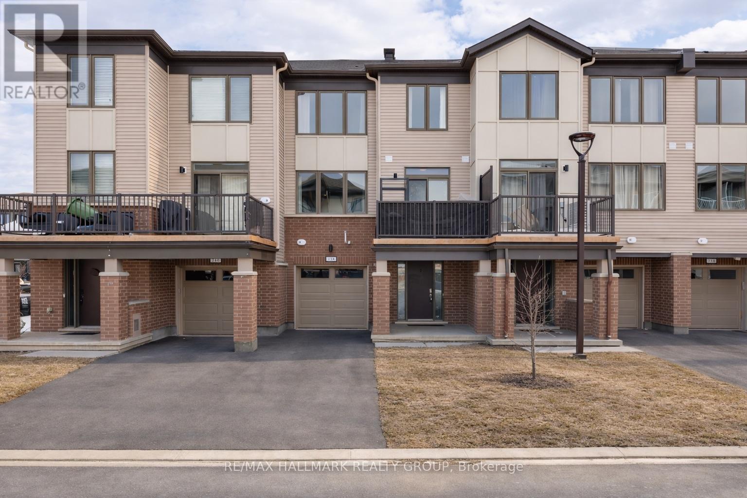 738 CHROMITE PRIVATE, Ottawa, Ontario