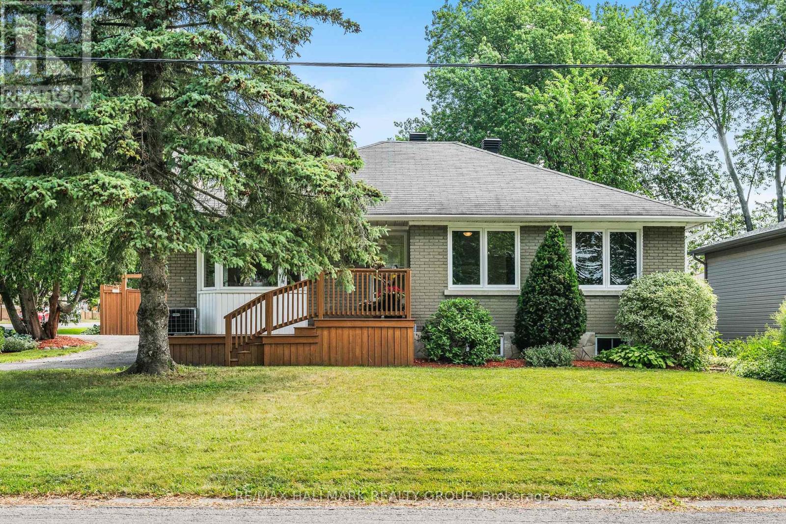 15 CROWNHILL STREET, Ottawa, Ontario