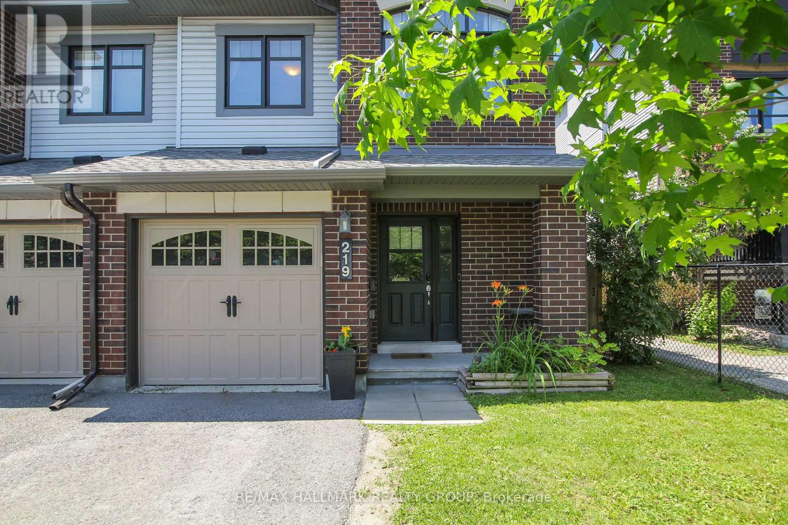 219 MANCINI WAY, Ottawa, Ontario