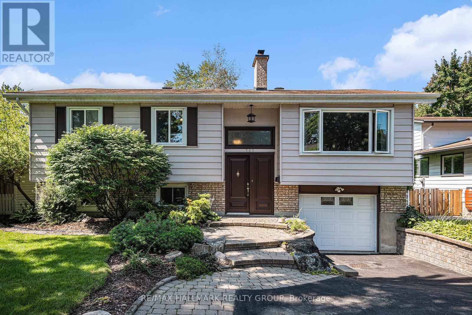 560 BUCHANAN CRESCENT, Ottawa, Ontario